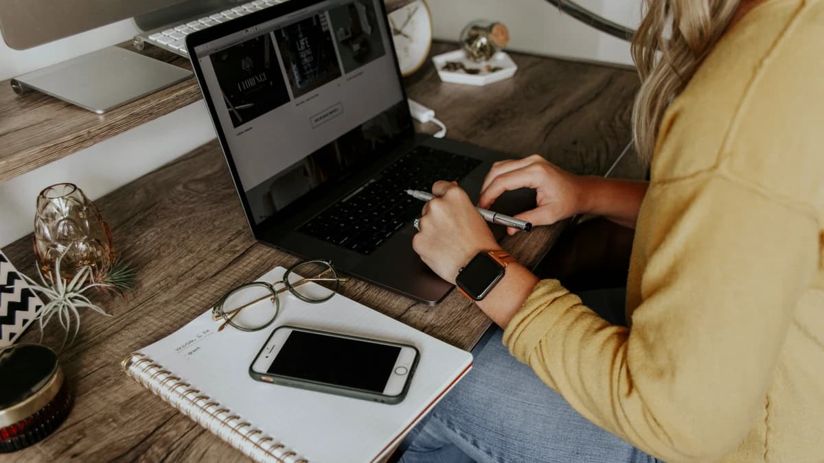 Projektant sprawdzający kontrast kolorów na stronie internetowej przy pomocy narzędzia audytu dostępności