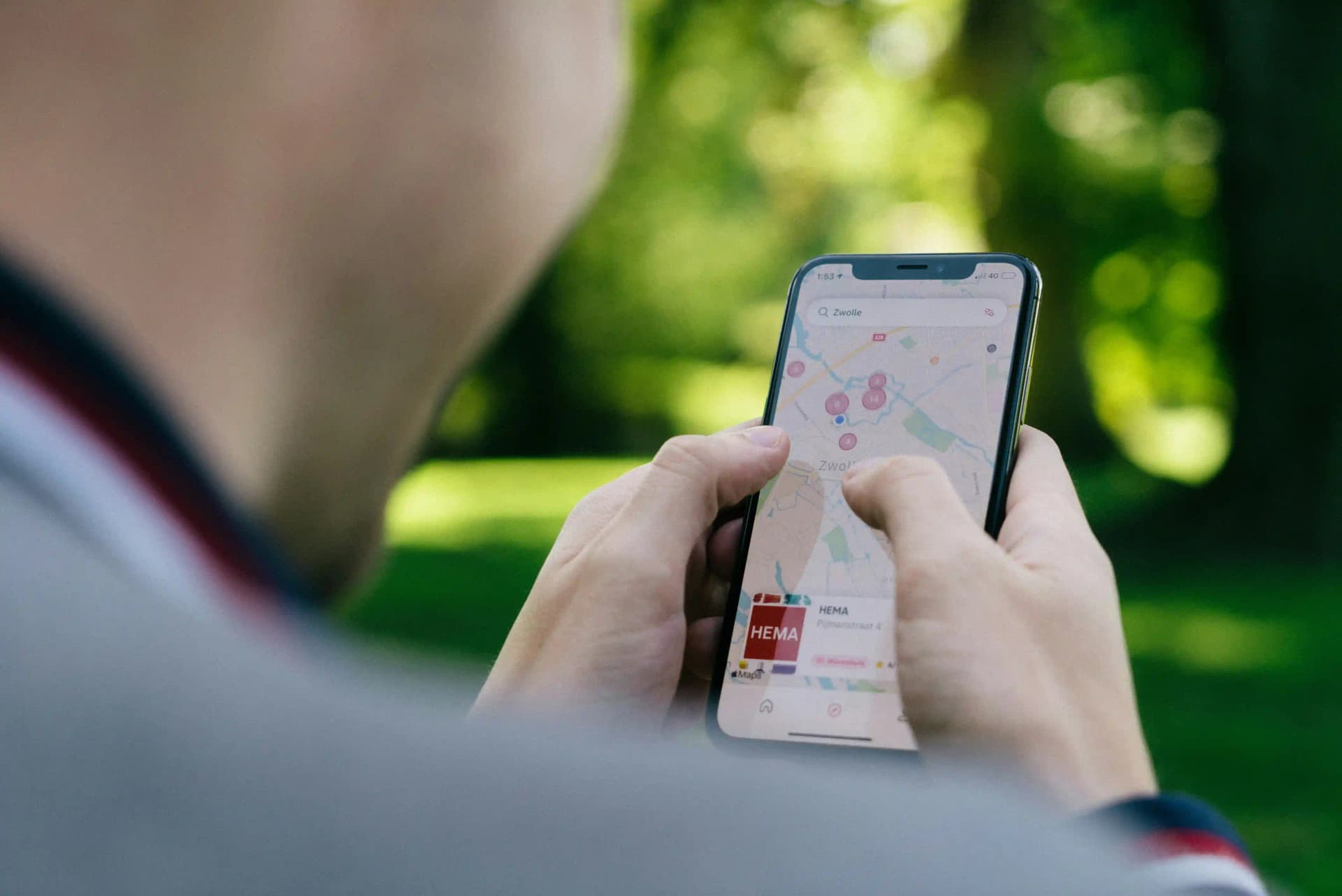 Smartfon z wynikami Google Maps dla lokalnych fotografów