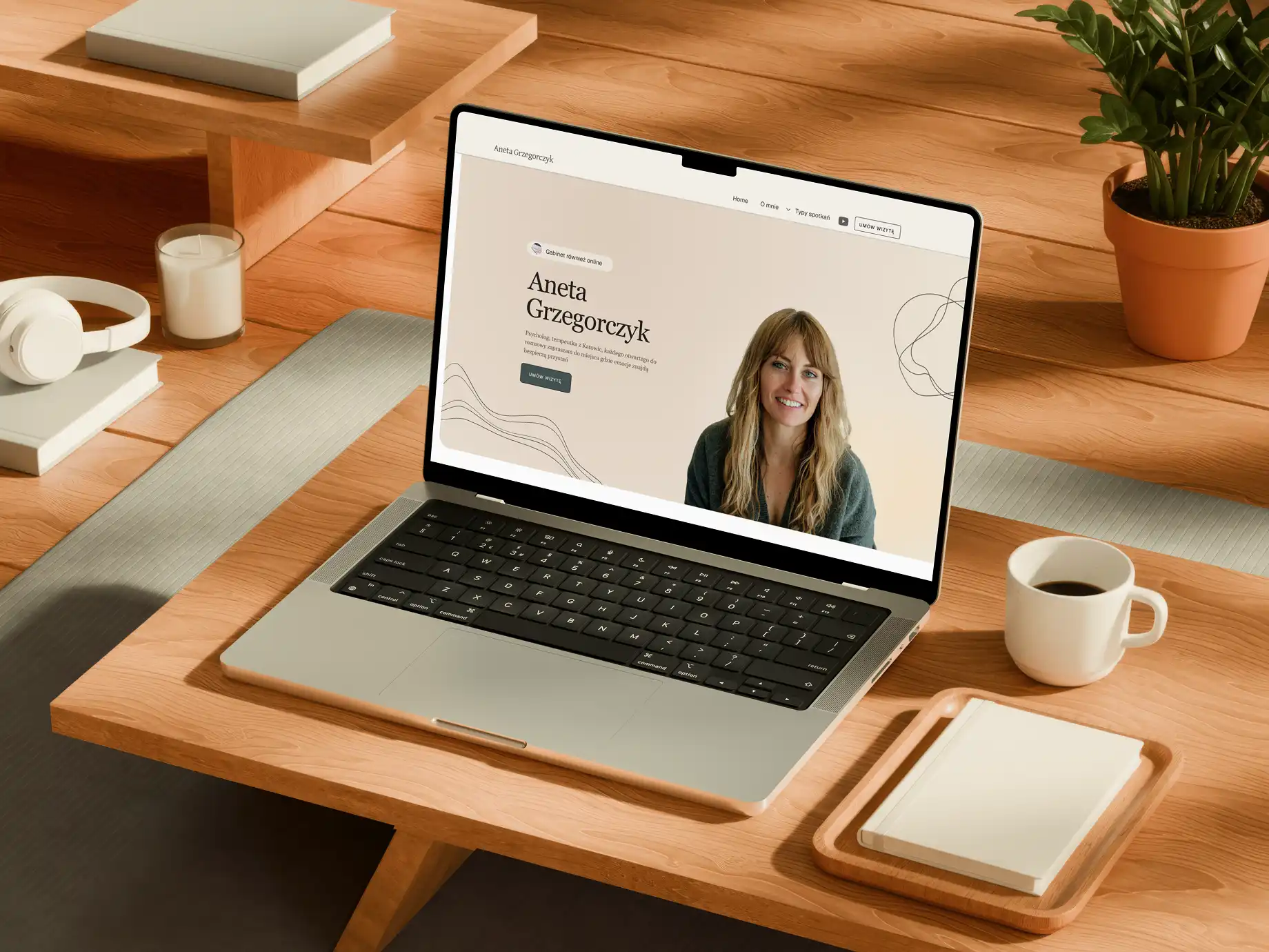Laptop z nowoczesną stroną internetową na biurku projektanta