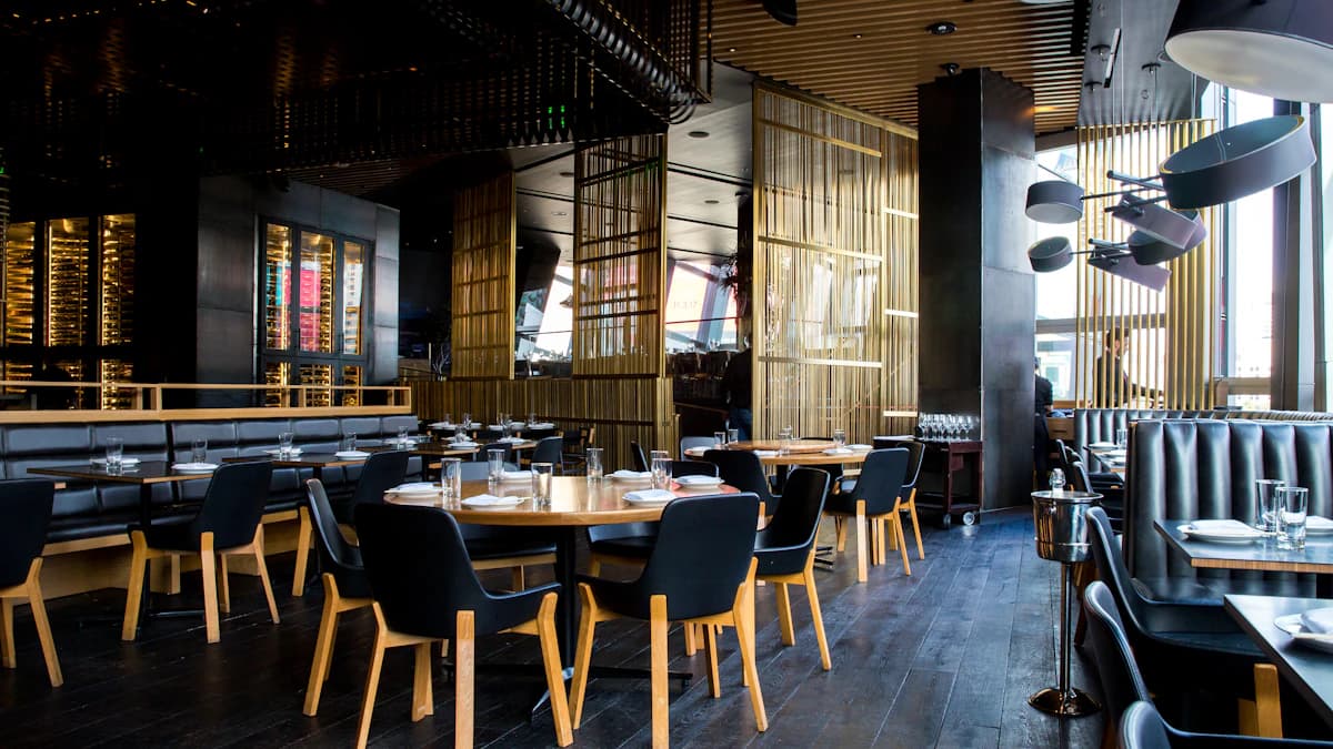 Wnętrze przytulnej restauracji z menu wyświetlonym na telefonie gościa