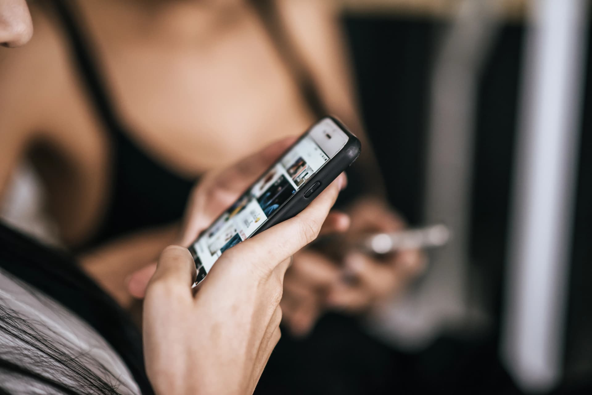 Smartfon z Instagramem i laptop ze stroną internetową na biurku