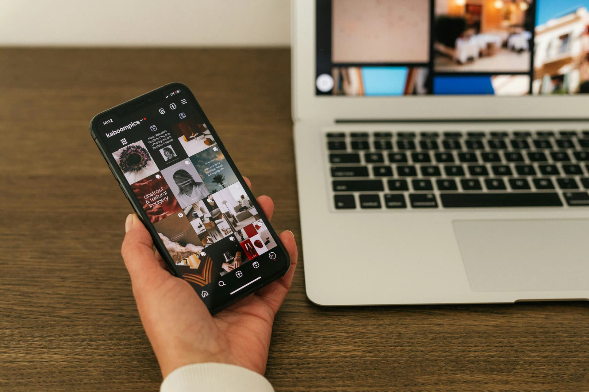Osoba przeglądająca Instagram na smartfonie w kawiarni